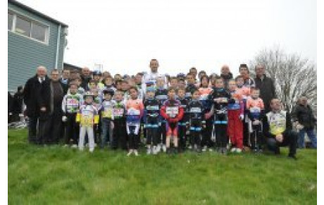 FRANCOIS PERVIS SE FAIT BATTRE PAR UN CHEVAL